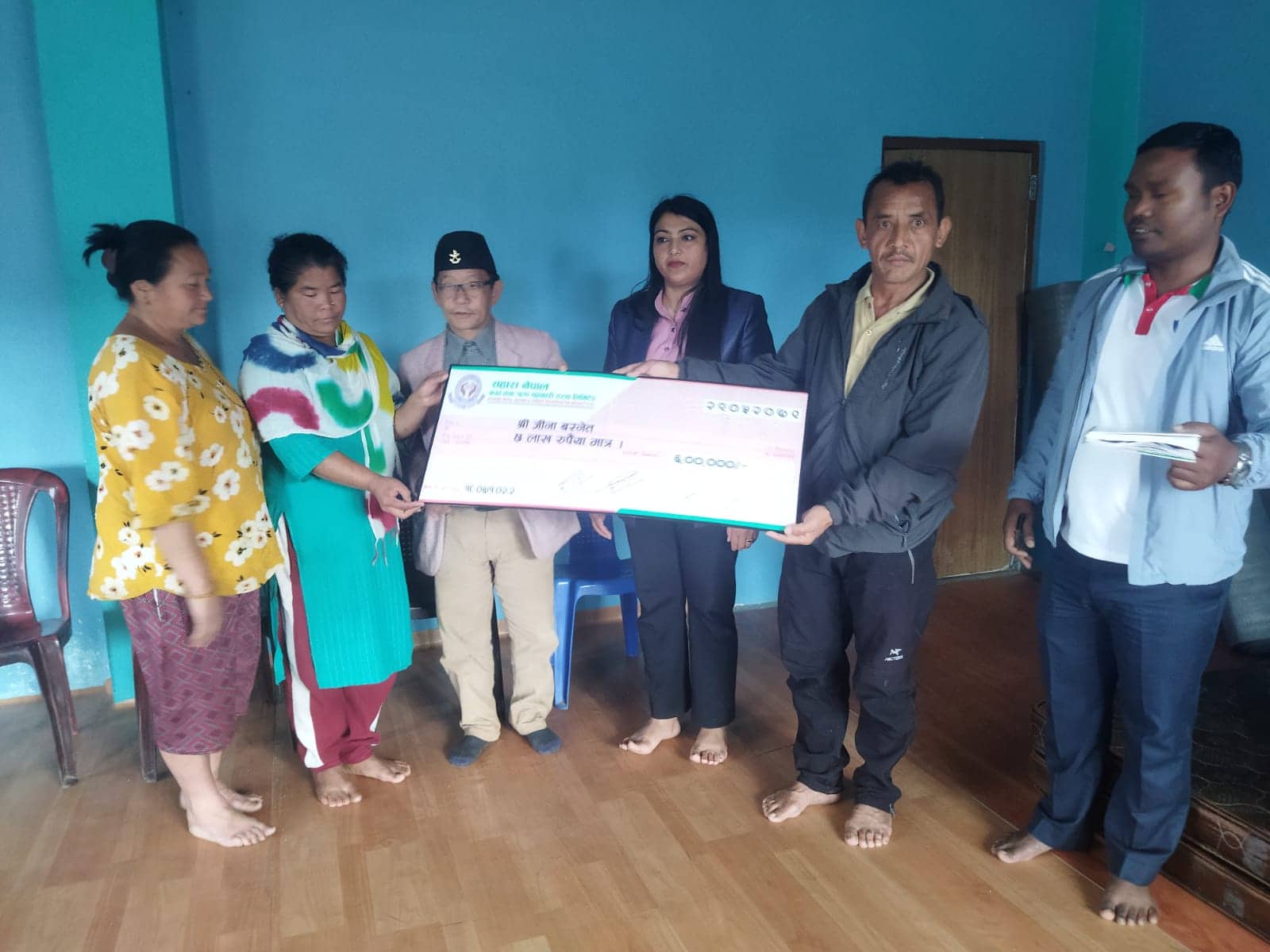 सहारा नेपाल द्वारा मृतकका परिवारलाई बिमा बापतको ६ लाख रुपैयाँ हस्तान्तरण