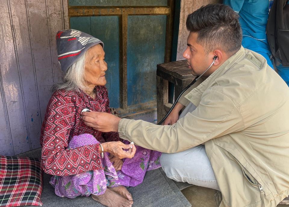 प्याङका पहिरो प्रभावितलाई घर–घरमा निःशुल्क स्वास्थ्य सेवा उपलब्ध गराइदै