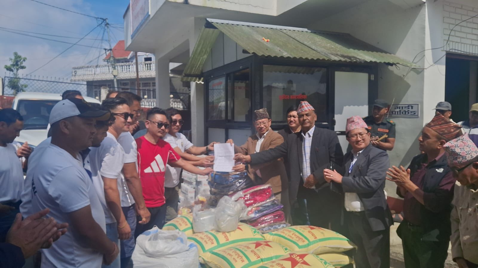 सूर्योदयका बाढीपहिरो प्रभाविताका लागि राहत सामग्री हस्तान्तरण
