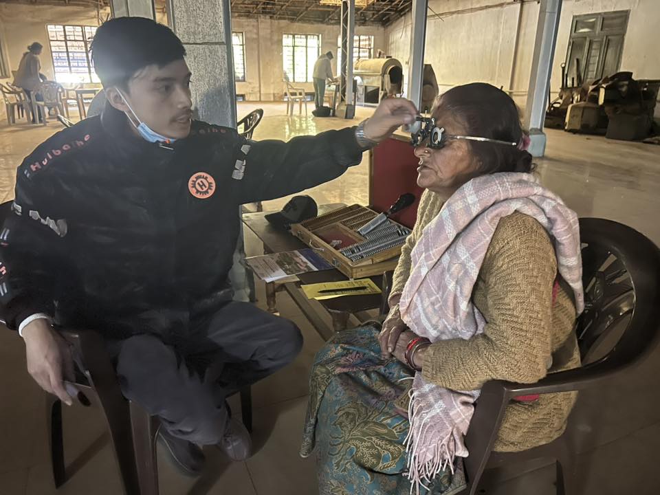 कन्याम चिया बगानका २२ जना श्रमिकलाई निःशुल्क चस्मा वितरण