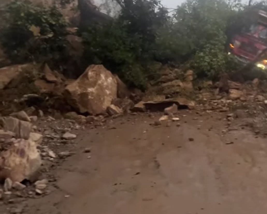 पहिरोले मेची राजमार्ग अवरुद्द