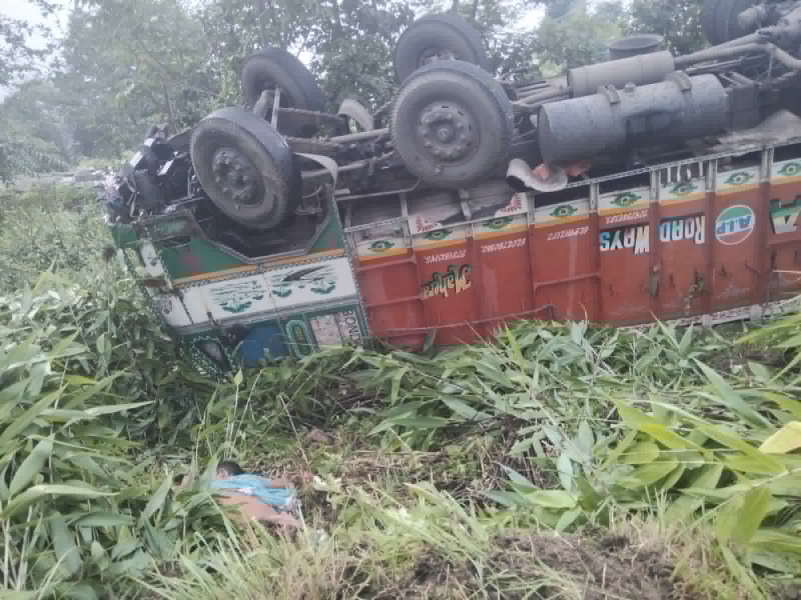 बेलीब्रिजको सामान बोकेको ट्रक दुर्घटना हुँदा सह–चालकको मृत्यु